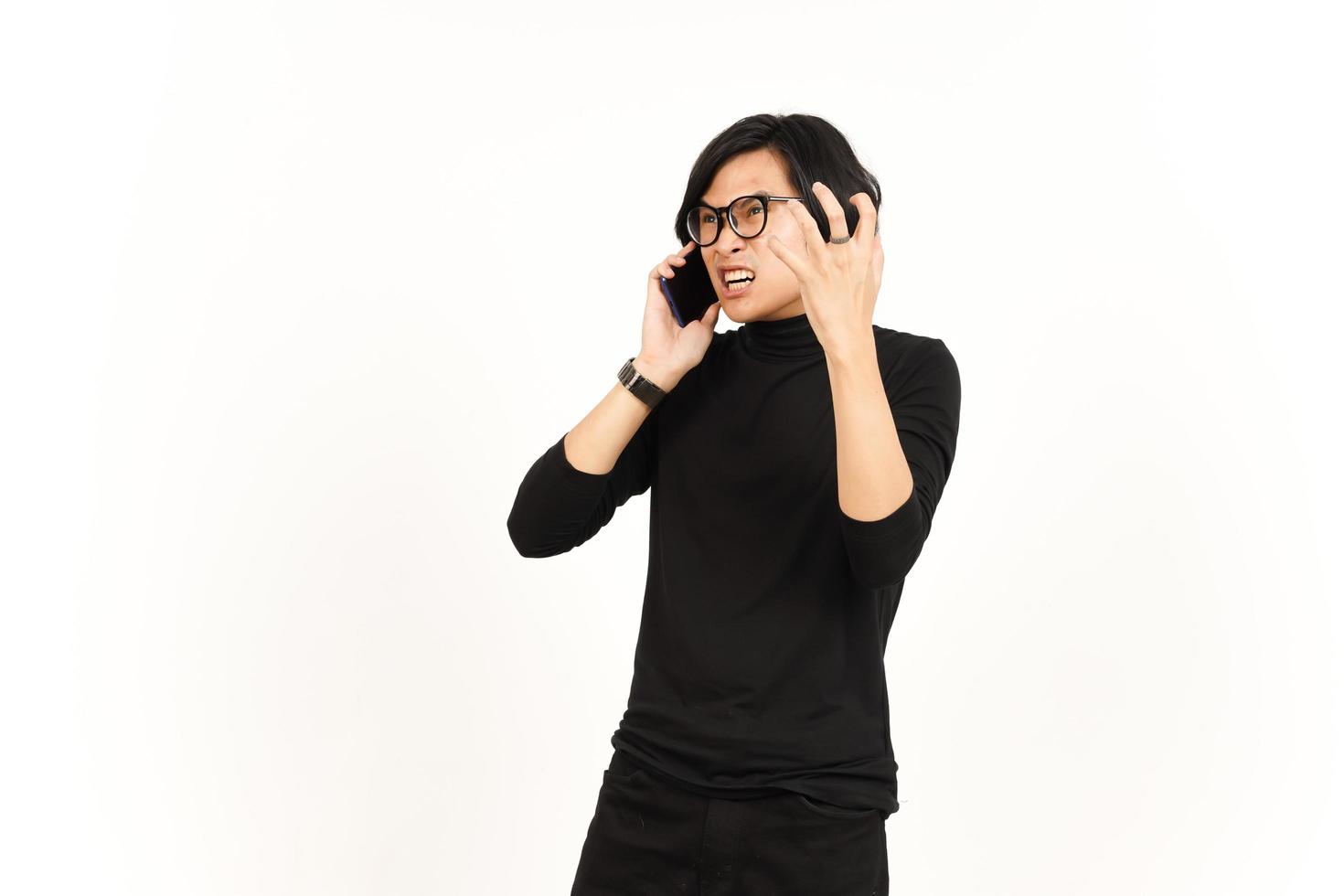 hacer un teléfono llamada utilizando teléfono inteligente con enojado cara de hermoso asiático hombre aislado en blanco foto