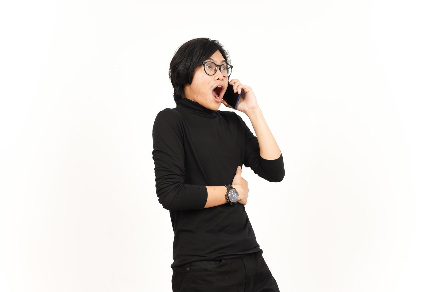 hacer un teléfono llamada utilizando teléfono inteligente con conmocionado cara de hermoso asiático hombre aislado en blanco foto