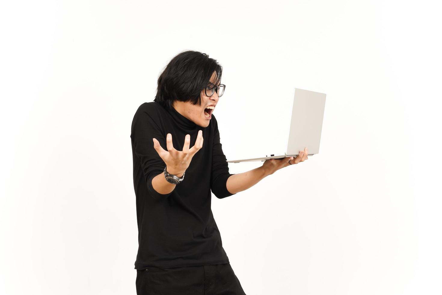 conmoción y enojado mientras utilizando ordenador portátil de hermoso asiático hombre aislado en blanco antecedentes foto