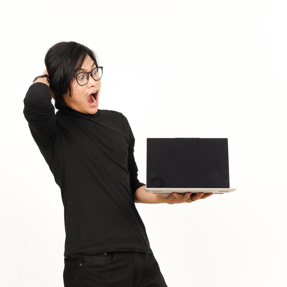 demostración aplicaciones o anuncios en ordenador portátil blanco pantalla de hermoso asiático hombre aislado en blanco antecedentes foto