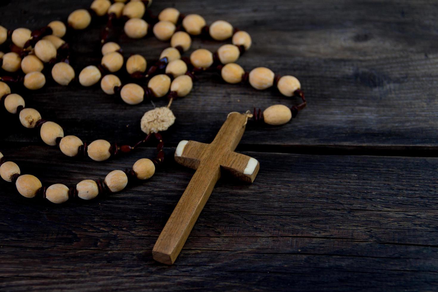 detalle de el cruzar de un católico rosario foto