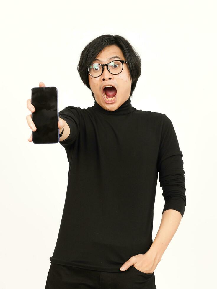 demostración aplicaciones o anuncios en blanco pantalla teléfono inteligente de hermoso asiático hombre aislado en blanco antecedentes foto