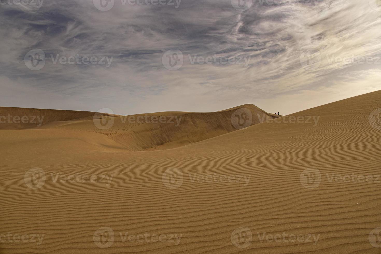 verano Desierto paisaje en un calentar soleado día desde maspalomas dunas en el Español isla de gran canaria foto