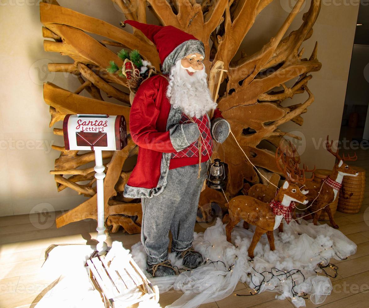 decoración con pequeño Papa Noel y reno y esquís en el interior durante Navidad foto