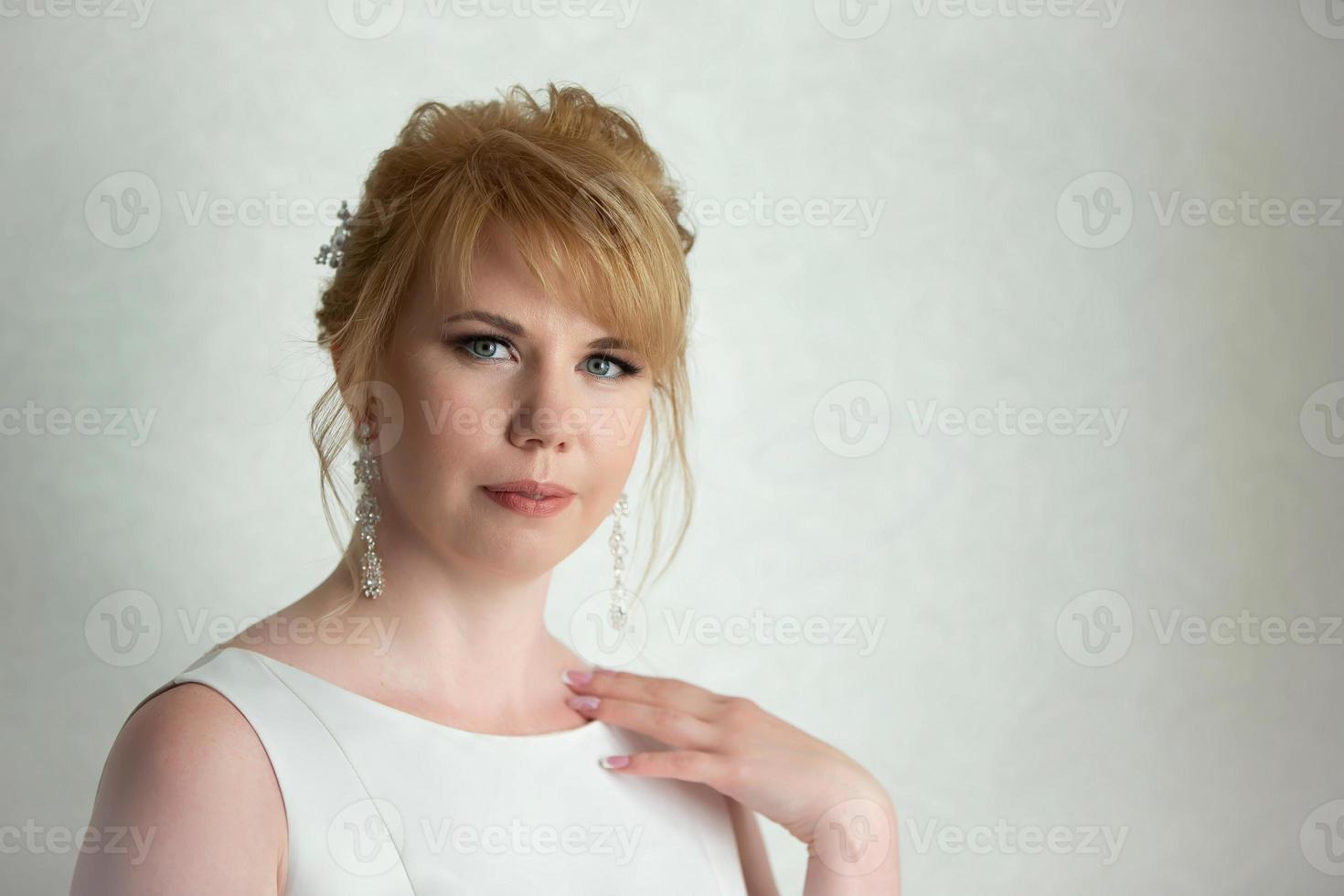 retrato de un rubio mujer. estilo europeo muchacha. foto