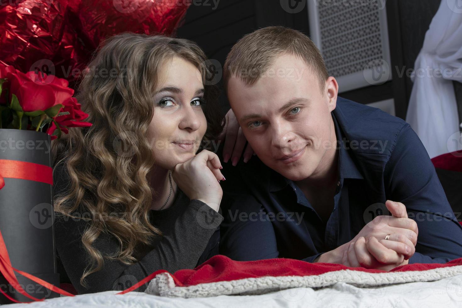 retrato de un hermosa joven Pareja. un hombre y un mujer son acostado en el piso. amantes foto