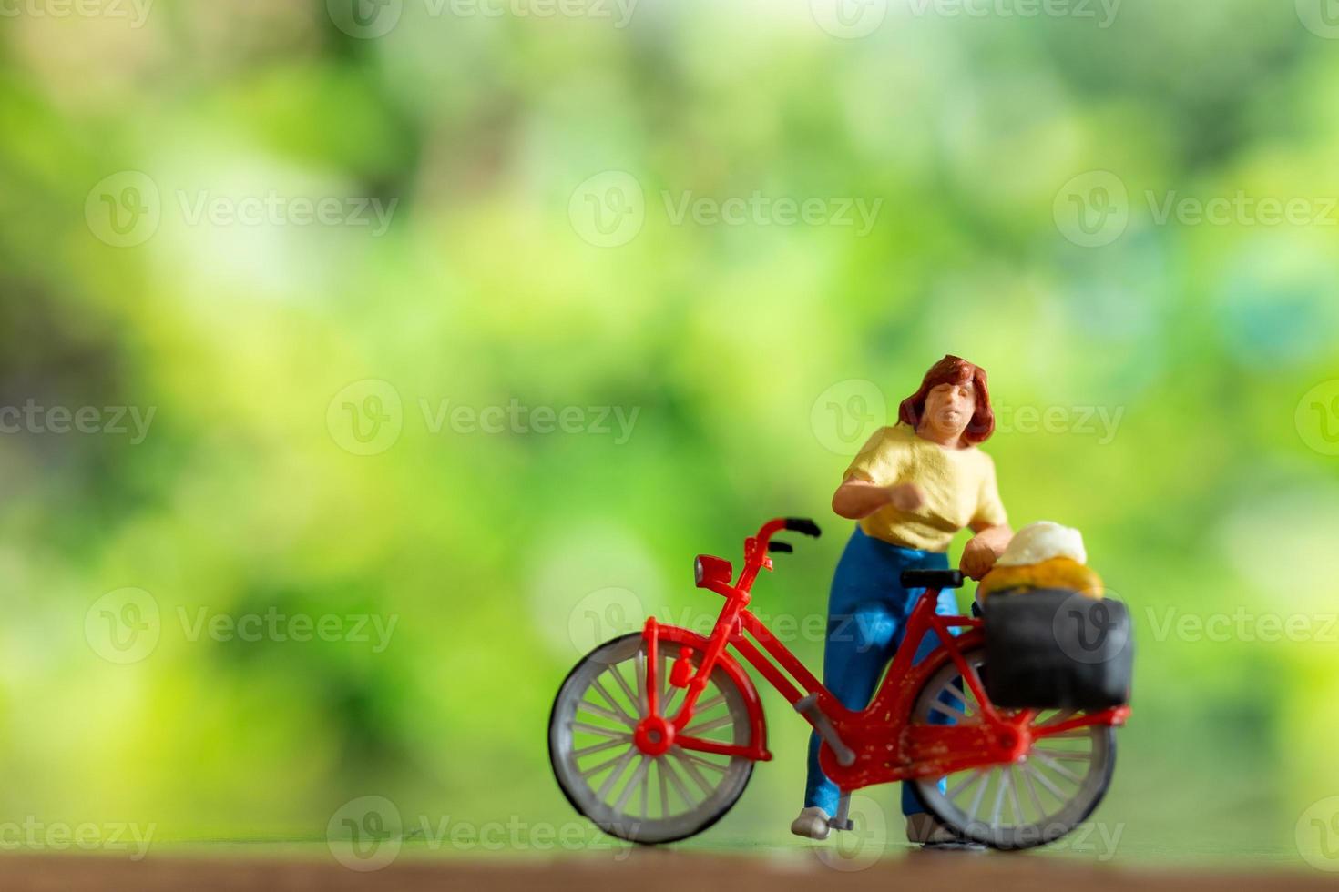 miniatura personas en pie con bicicleta, mundo bicicleta día concepto foto