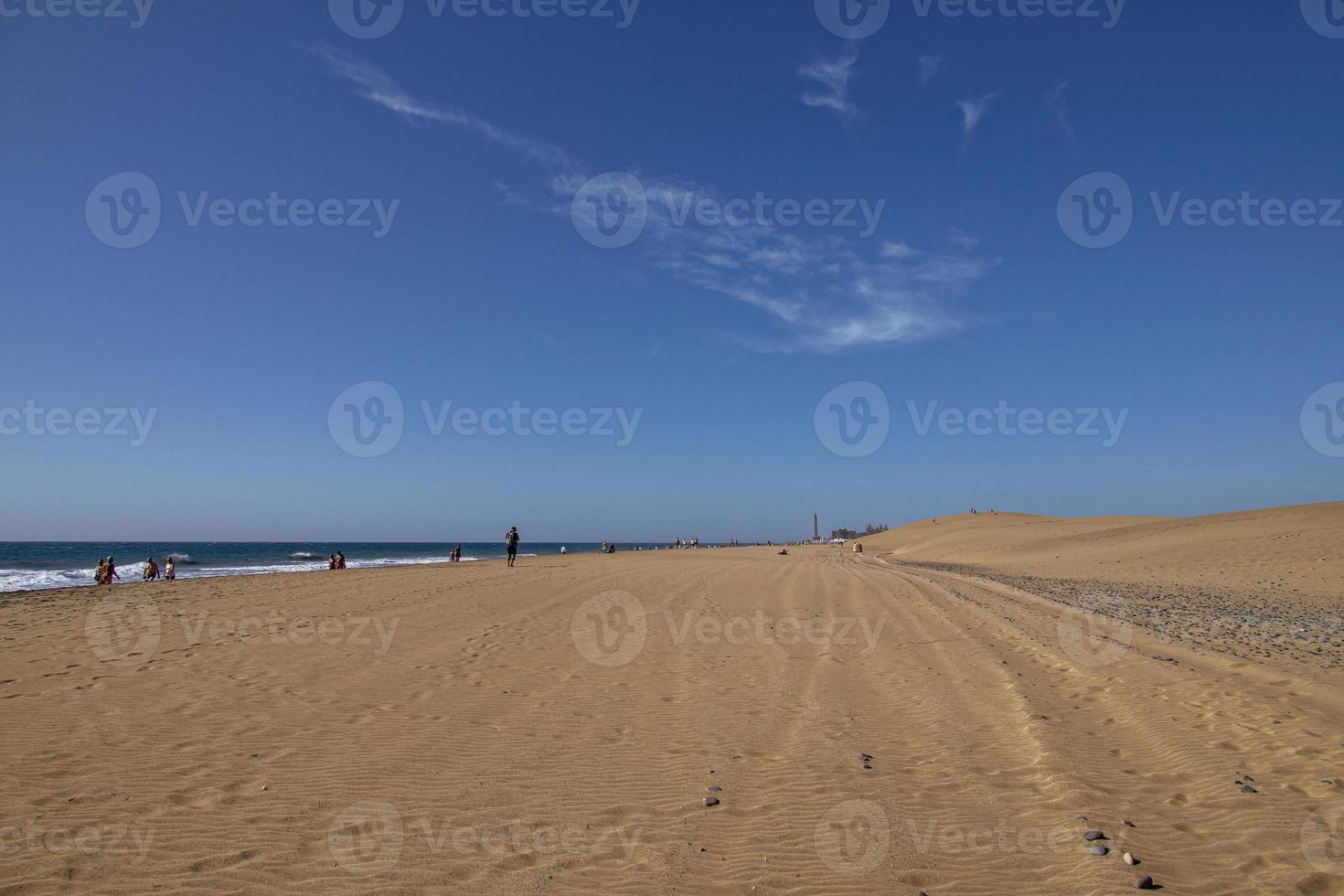 verano Desierto paisaje en un calentar soleado día desde maspalomas dunas en el Español isla de gran canaria foto