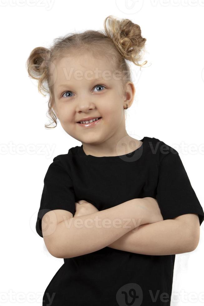 pequeño rubia niña con un sonrisa en un blanco antecedentes. foto