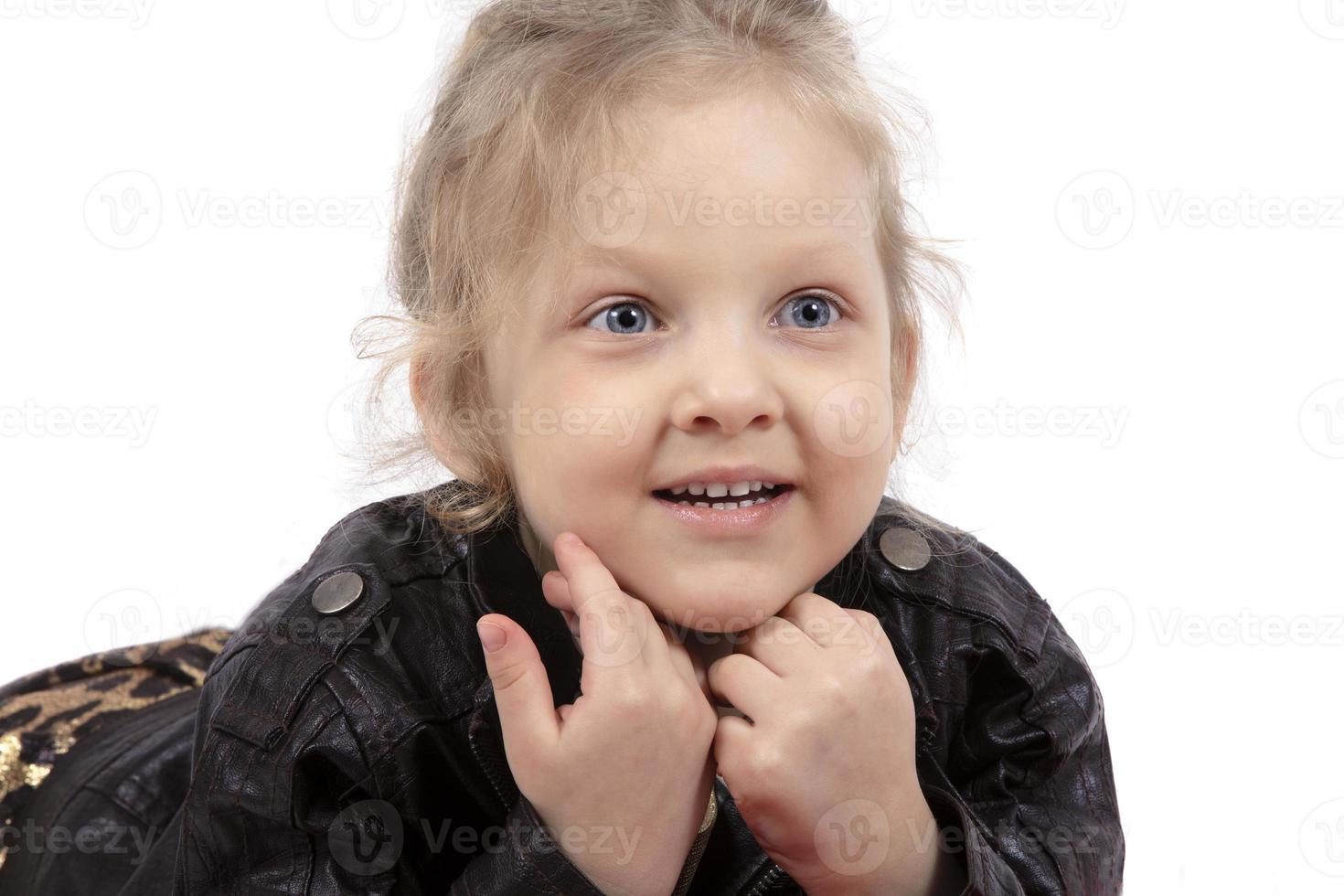 hermosa pequeño niña en un blanco antecedentes. niño rubia con azul ojos. cinco año antiguo de ojos azules muchacha. foto