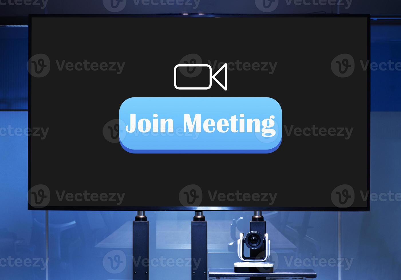 televisión con azul botón mensaje unirse reunión y blanco icono vídeo cámara en monitor en reunión habitación foto