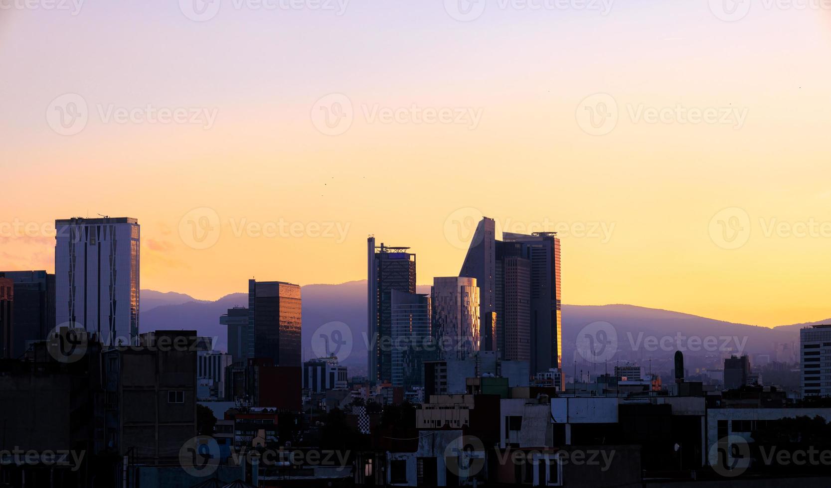 vista panorámica del horizonte del centro financiero y de negocios de la ciudad de méxico cerca del paseo de reforma foto
