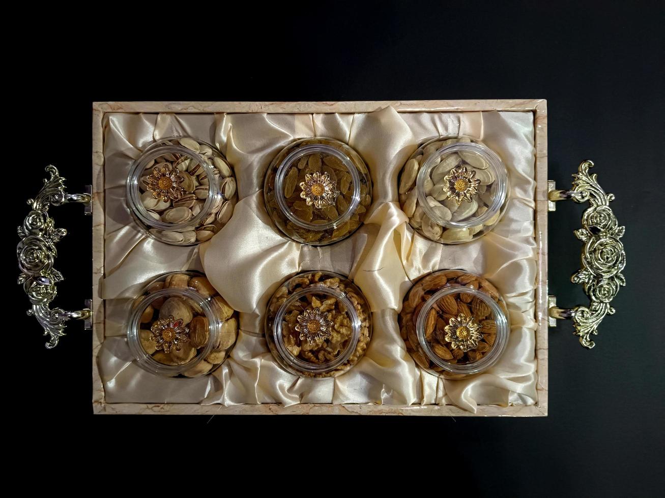 Photo dried fruits and nuts in a box