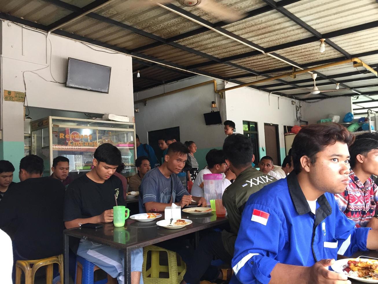 Batam, Indonesia-Maret 2023, Warung makan, food stalls full of customers photo