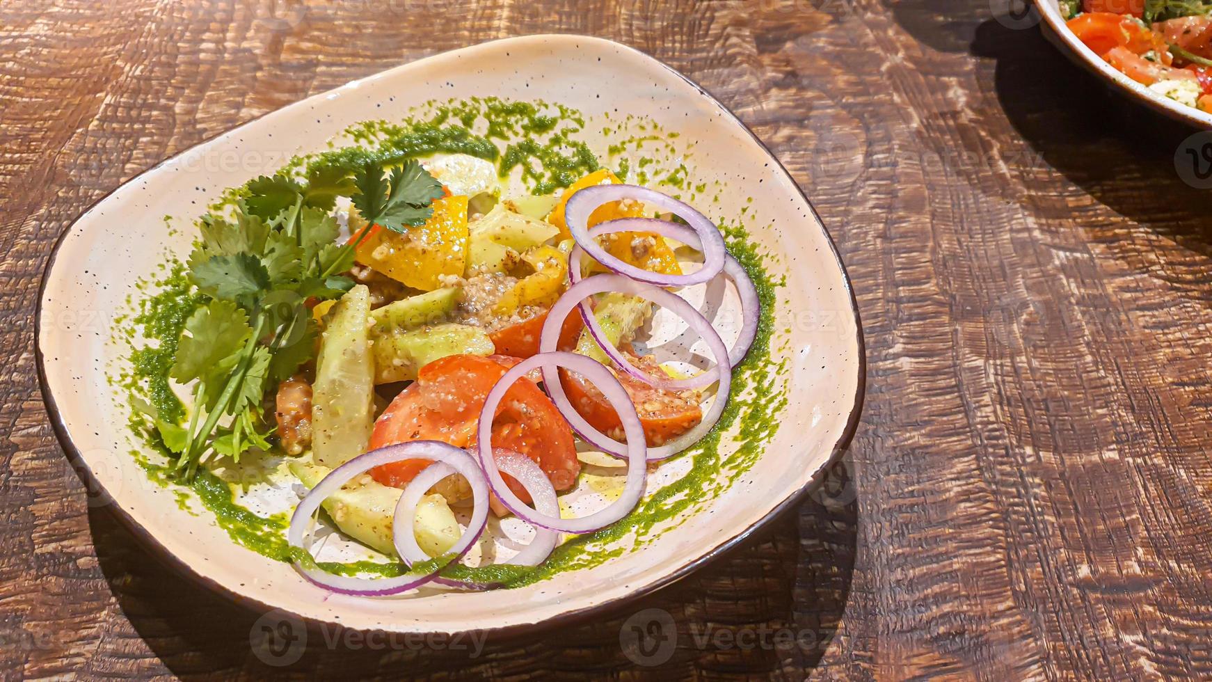 dieta ensalada de Fresco vegetales. lechuga, escalfado huevo, Tomates, verde cebollas y chile pimientos. salsa. foto