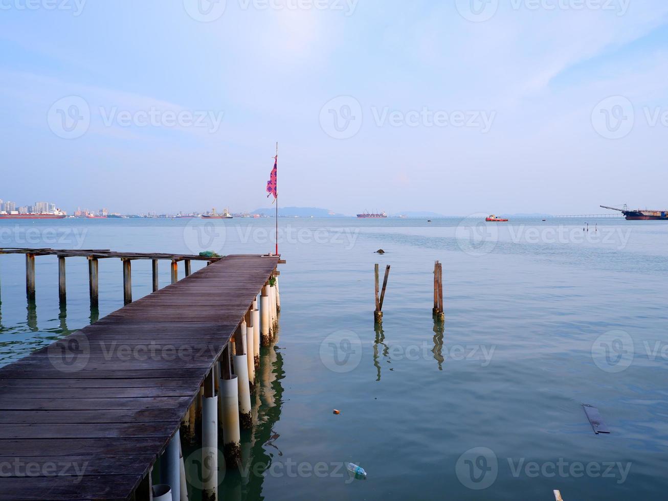 un puente y el Oceano foto