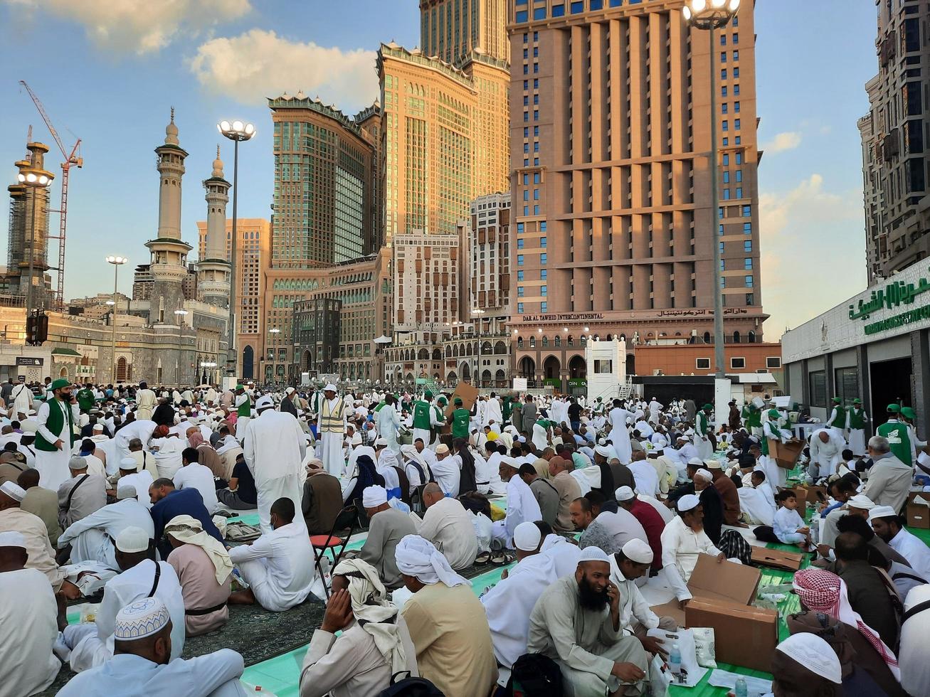 la meca, saudi arabia, abril 2023 - peregrinos desde diferente países alrededor el mundo son ocupado rotura su rápido en el patio fuera de masjid al-haram. foto