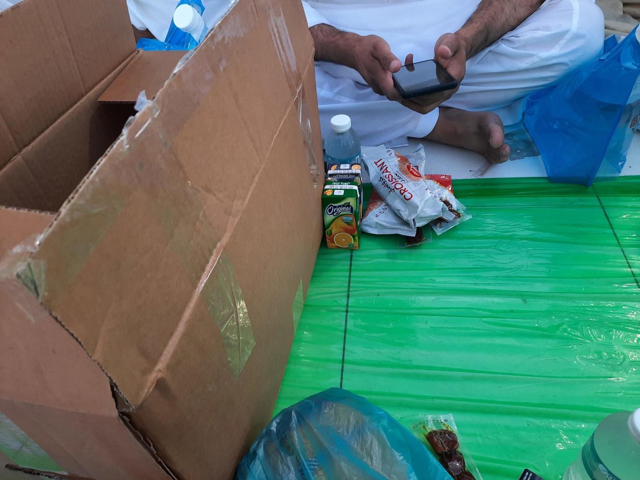 la meca, saudi arabia, abril 2023 - peregrinos desde diferente países alrededor el mundo son ocupado rotura su rápido en el patio fuera de masjid al-haram. foto