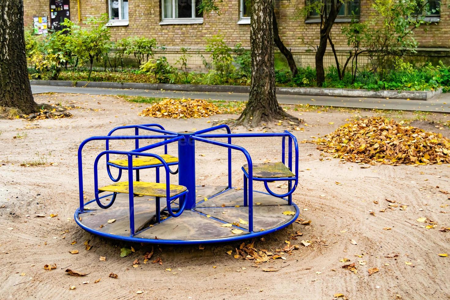 fotografía sobre el tema patio de juegos vacío con columpio de metal para niños foto