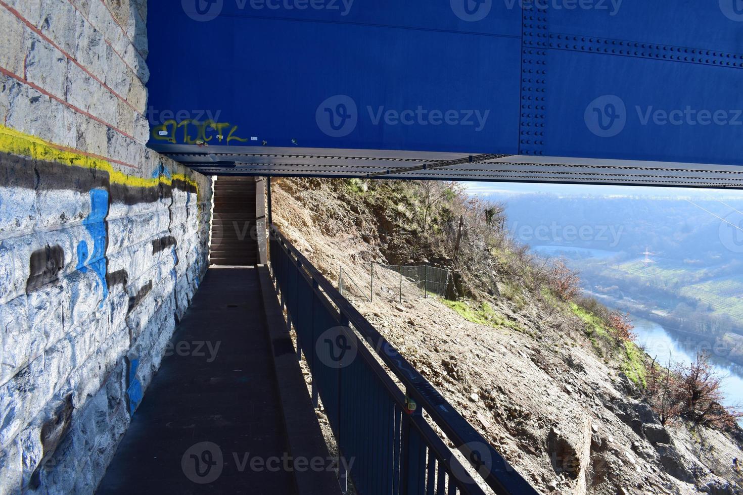 camino debajo un autopista puente foto