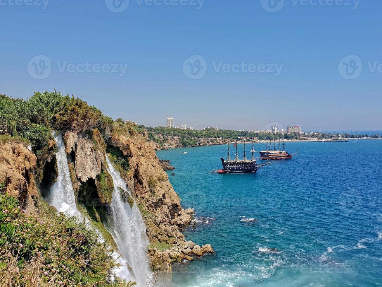 paisaje con cascadas en el turco ciudad de antalya foto