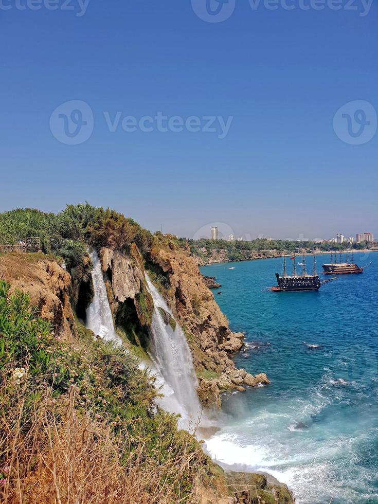 paisaje con cascadas en el turco ciudad de antalya foto