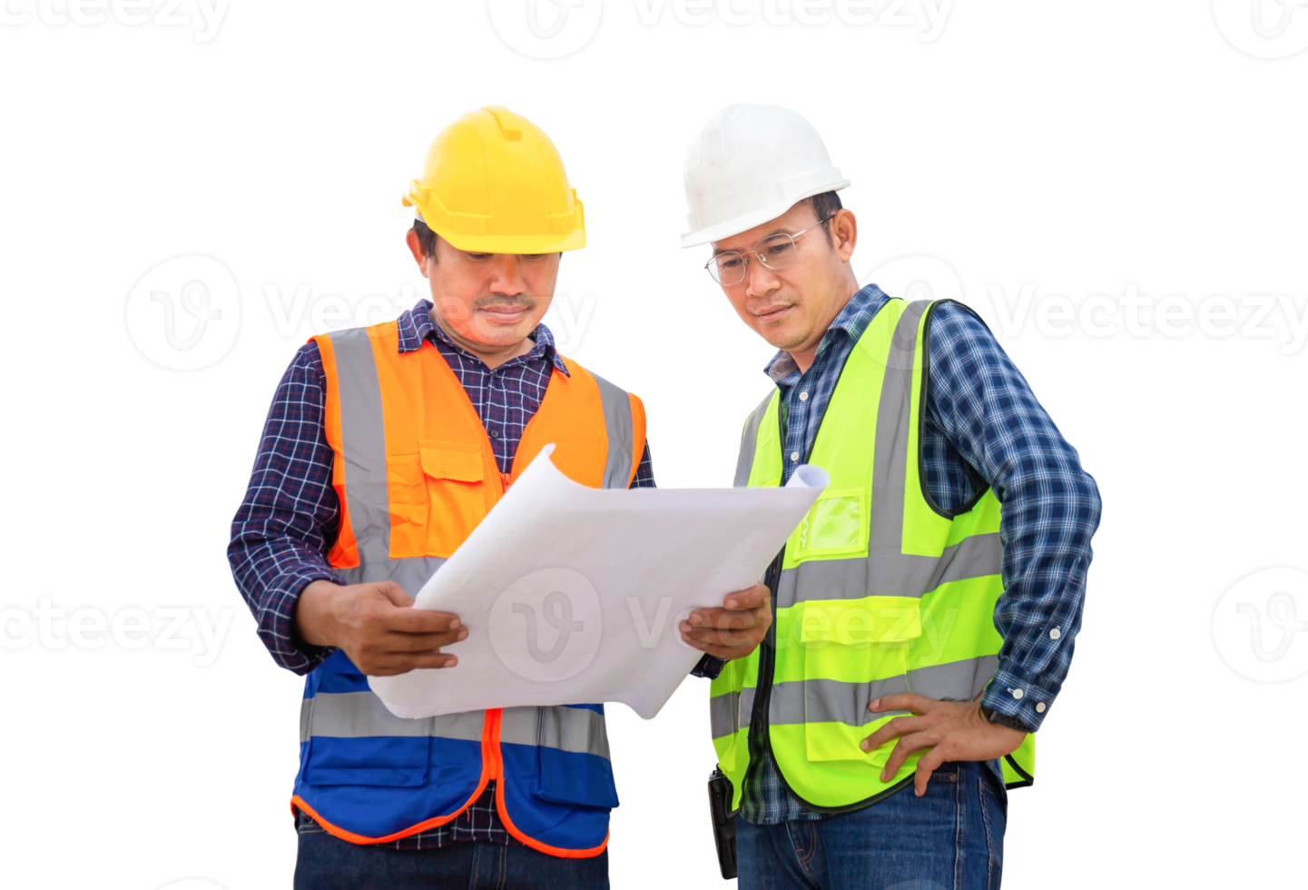 ingenieur und vorarbeiter prüfen projekt auf der baustelle, ingenieur und bauarbeiter in helmen diskutieren pläne auf der baustelle, teamwork-konzepte png