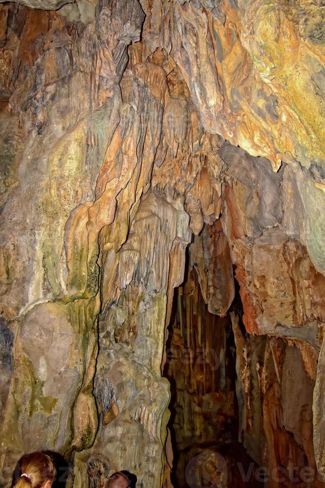 interesante original cueva en el turco montañas con estalactitas y estalagmitas creando el antecedentes foto