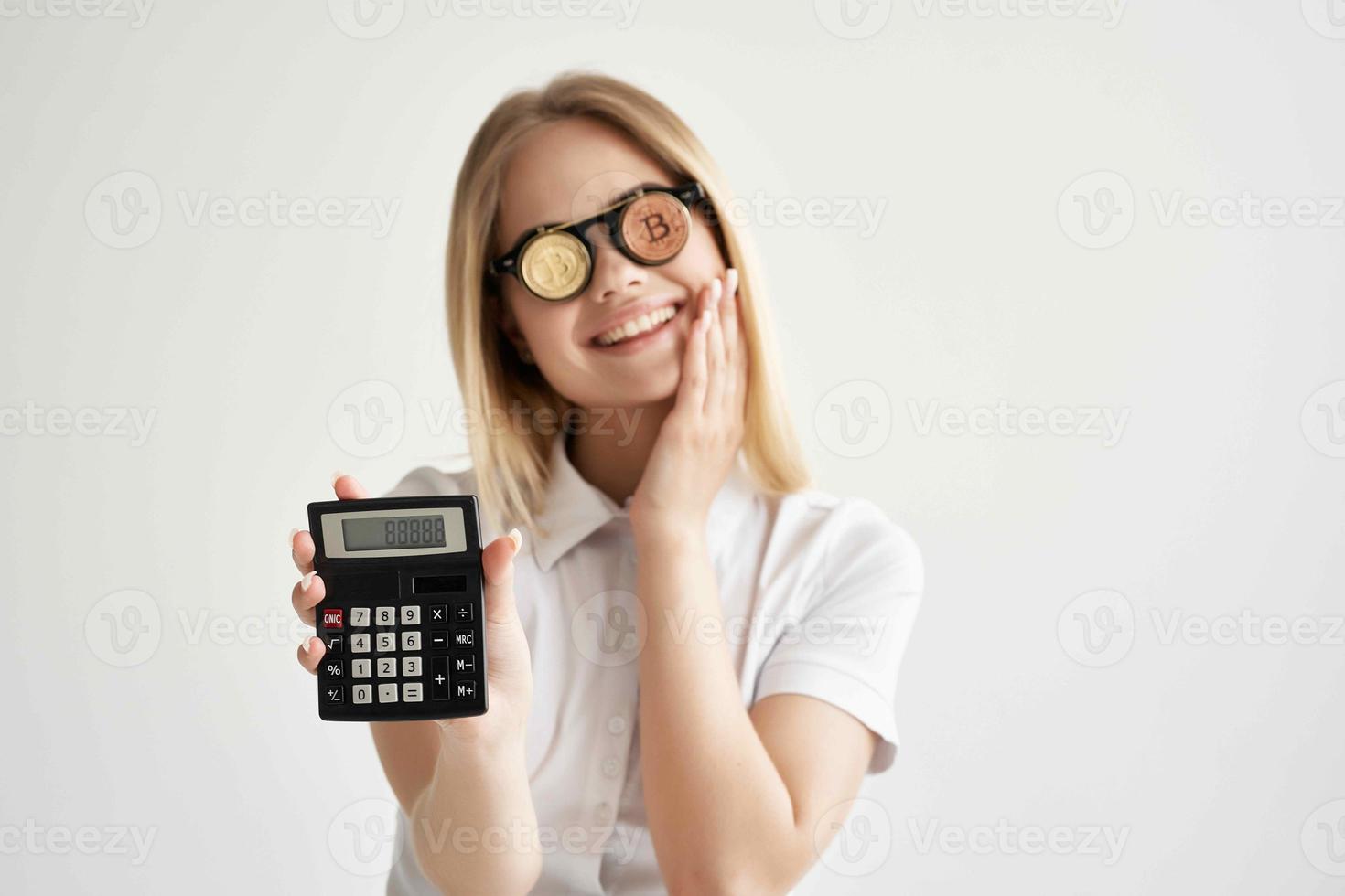 bonito mujer en un blanco camisa con un carpeta en mano minería tecnologías foto