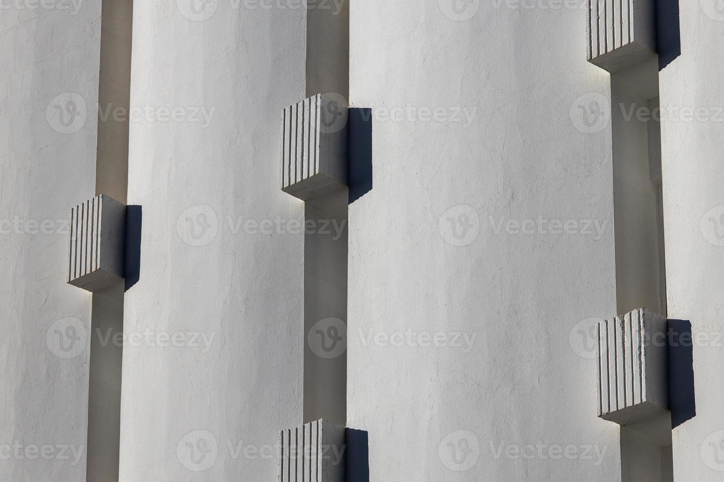 interesante original elementos de el balcones en el blanco edificio foto