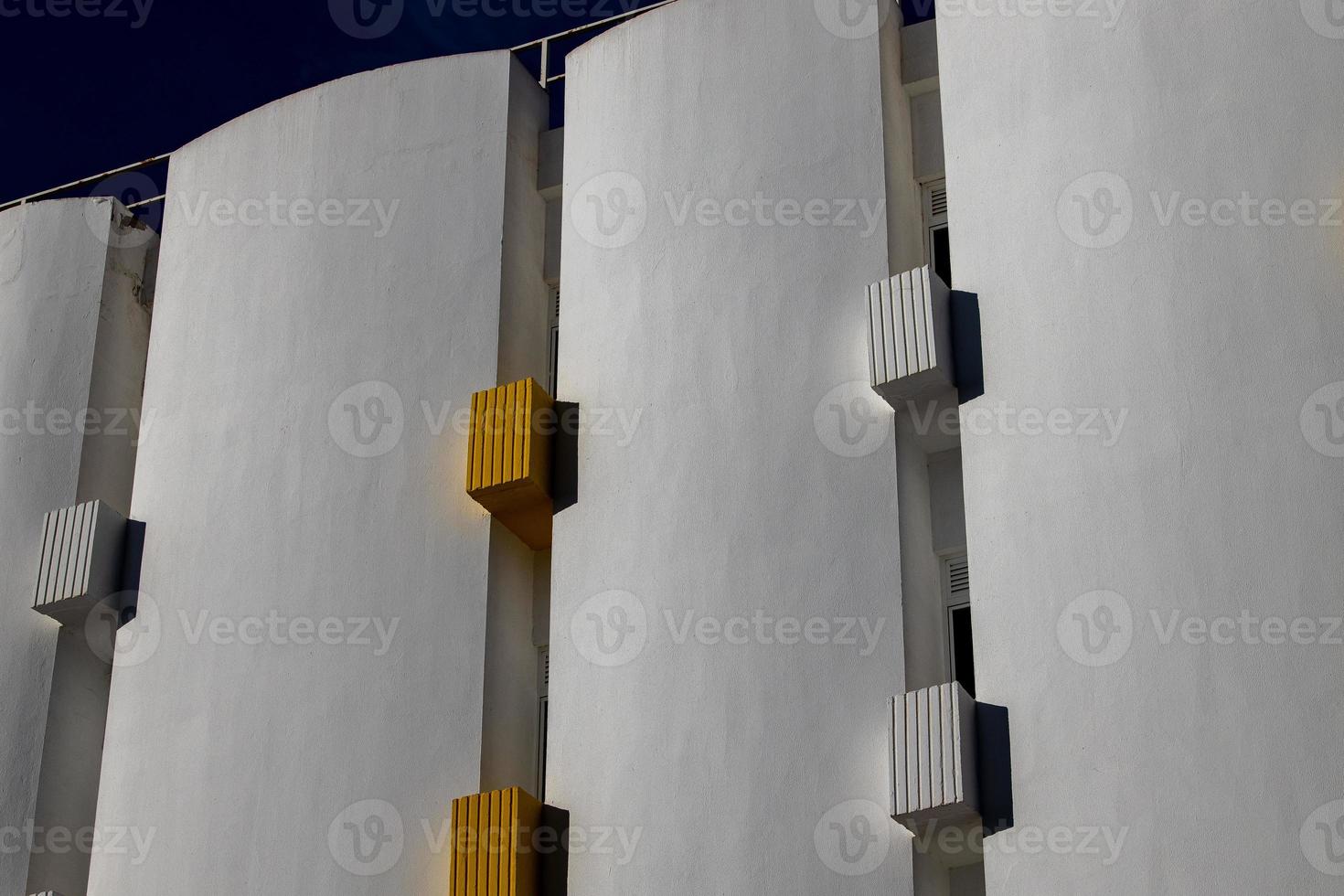 interesante original elementos de el balcones en el blanco edificio foto