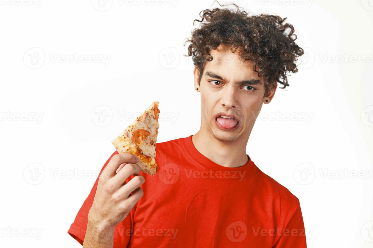 chico en rojo camiseta rápido comida dieta comida bocadillo ligero antecedentes foto