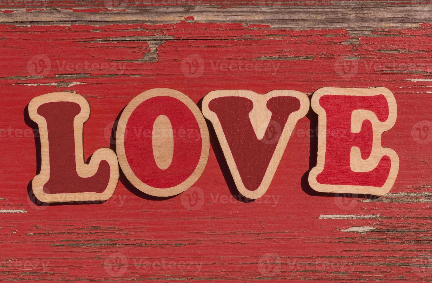 palabra amor en antiguo rojo de madera tablero foto