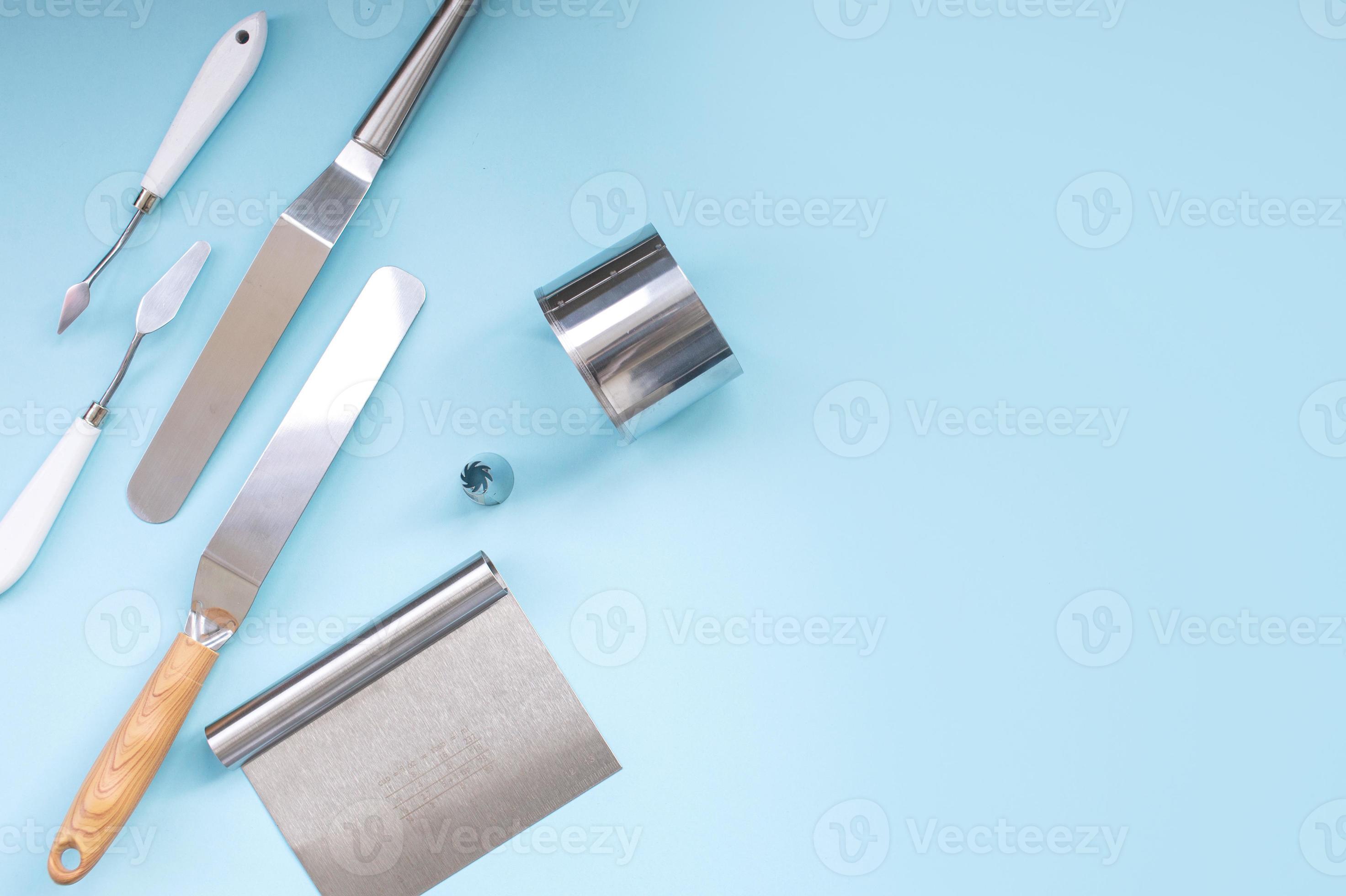 A set of tools for a pastry chef, a spatula for decorating a cake with  cream, a ring cake mold 22387721 Stock Photo at Vecteezy