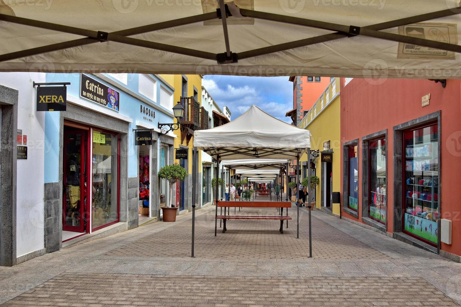 ciudad de corralejo en el Español canario isla fuerteventura en un calentar fiesta día foto