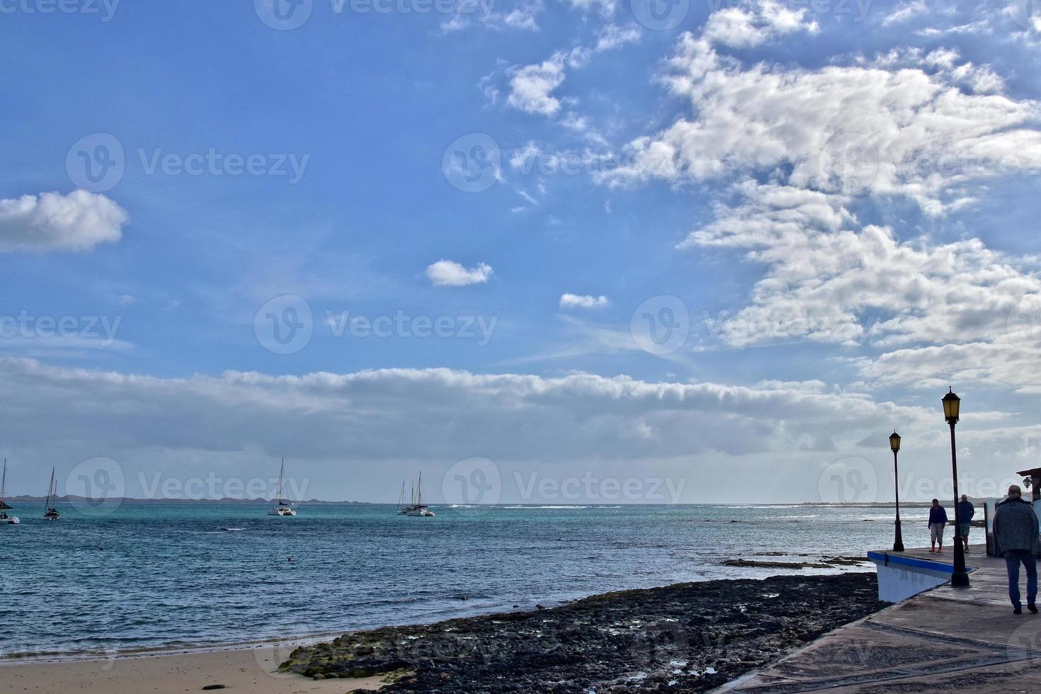 paisaje con el ciudad y el Oceano en un calentar día, en el Español canario isla fuerteventura foto