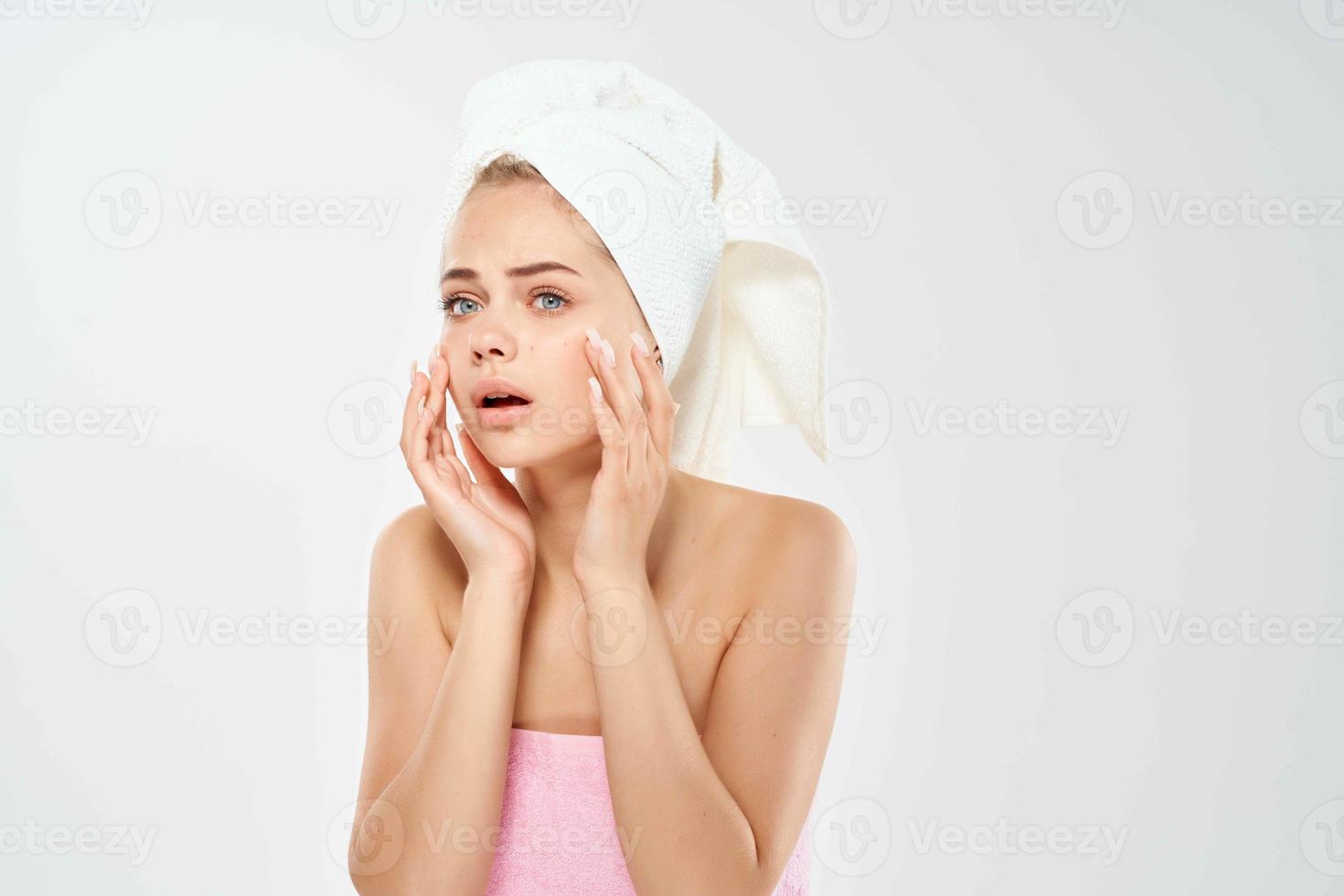 mujer con un toalla en su cabeza descontento piel problemas ligero antecedentes foto