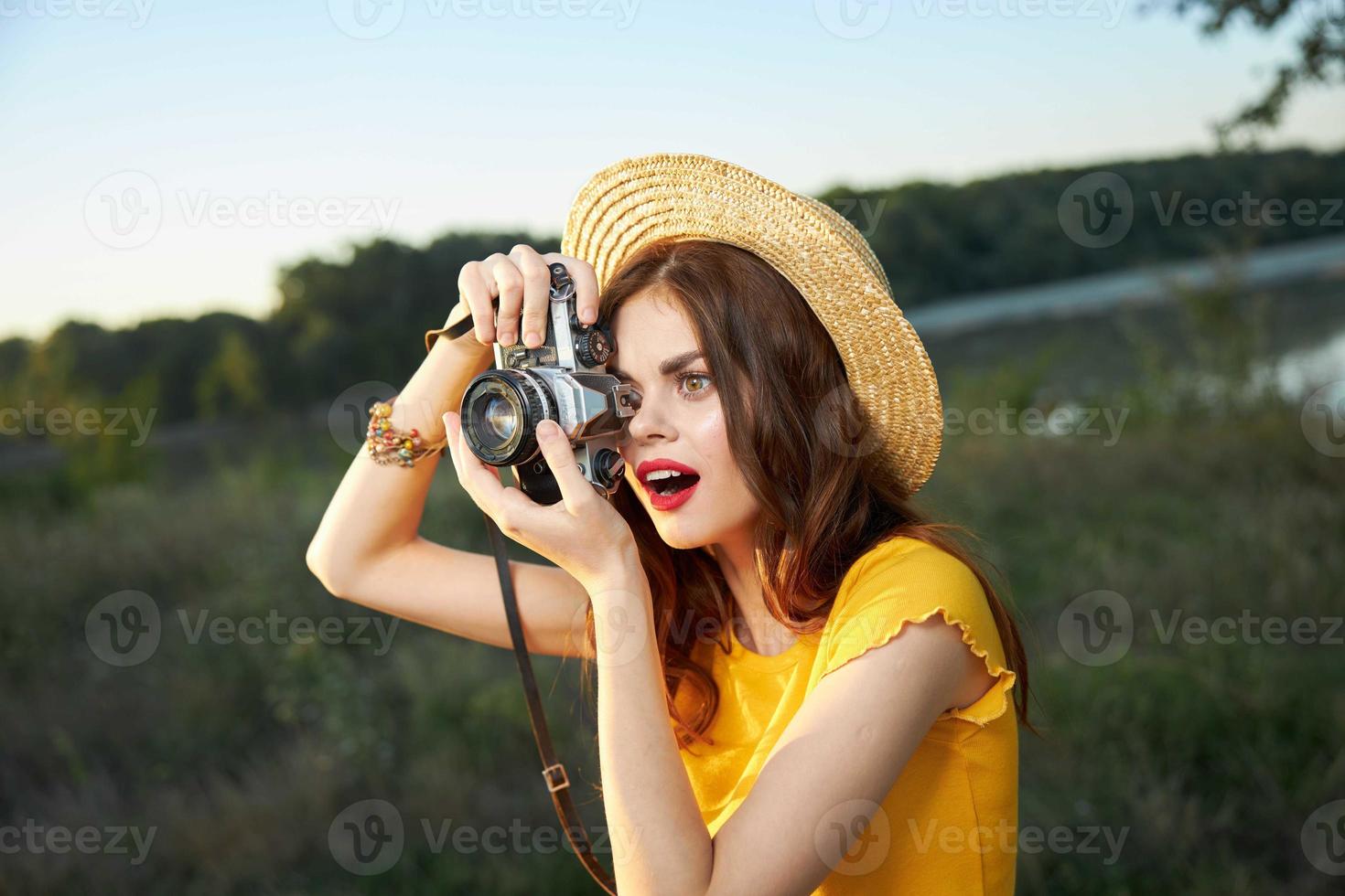 sorprendido mujer mirando dentro el cámara lente bonito Disparo naturaleza foto