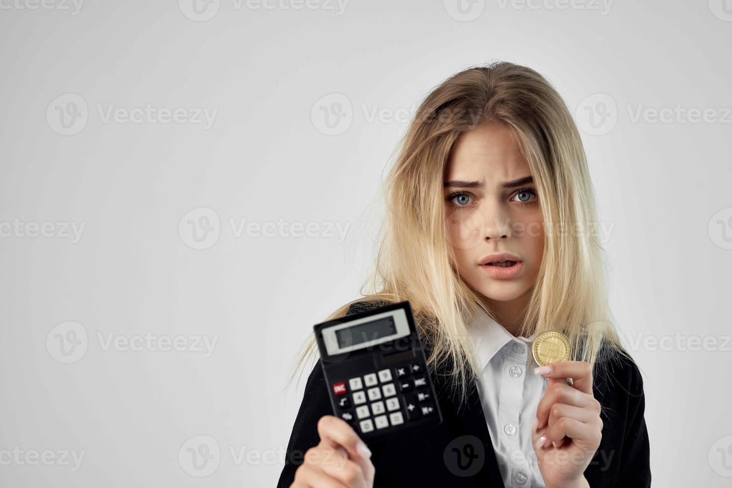 negocio mujer con calculadora y moneda bitcoin Finanzas economía foto