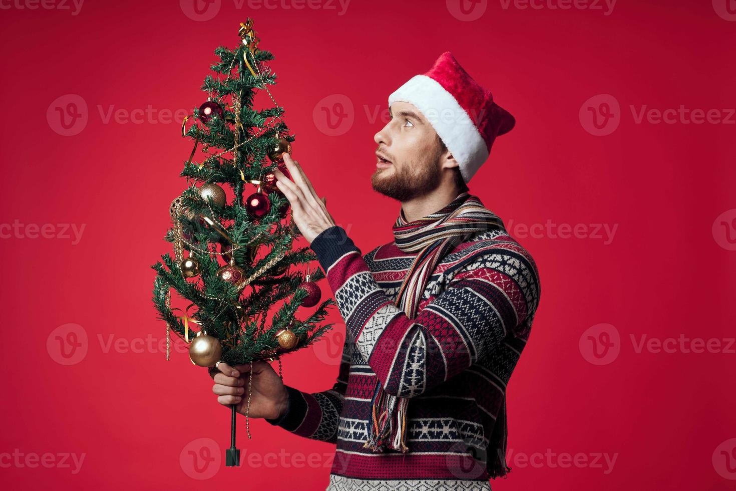 hombre en un suéter Navidad árbol juguetes decoración foto