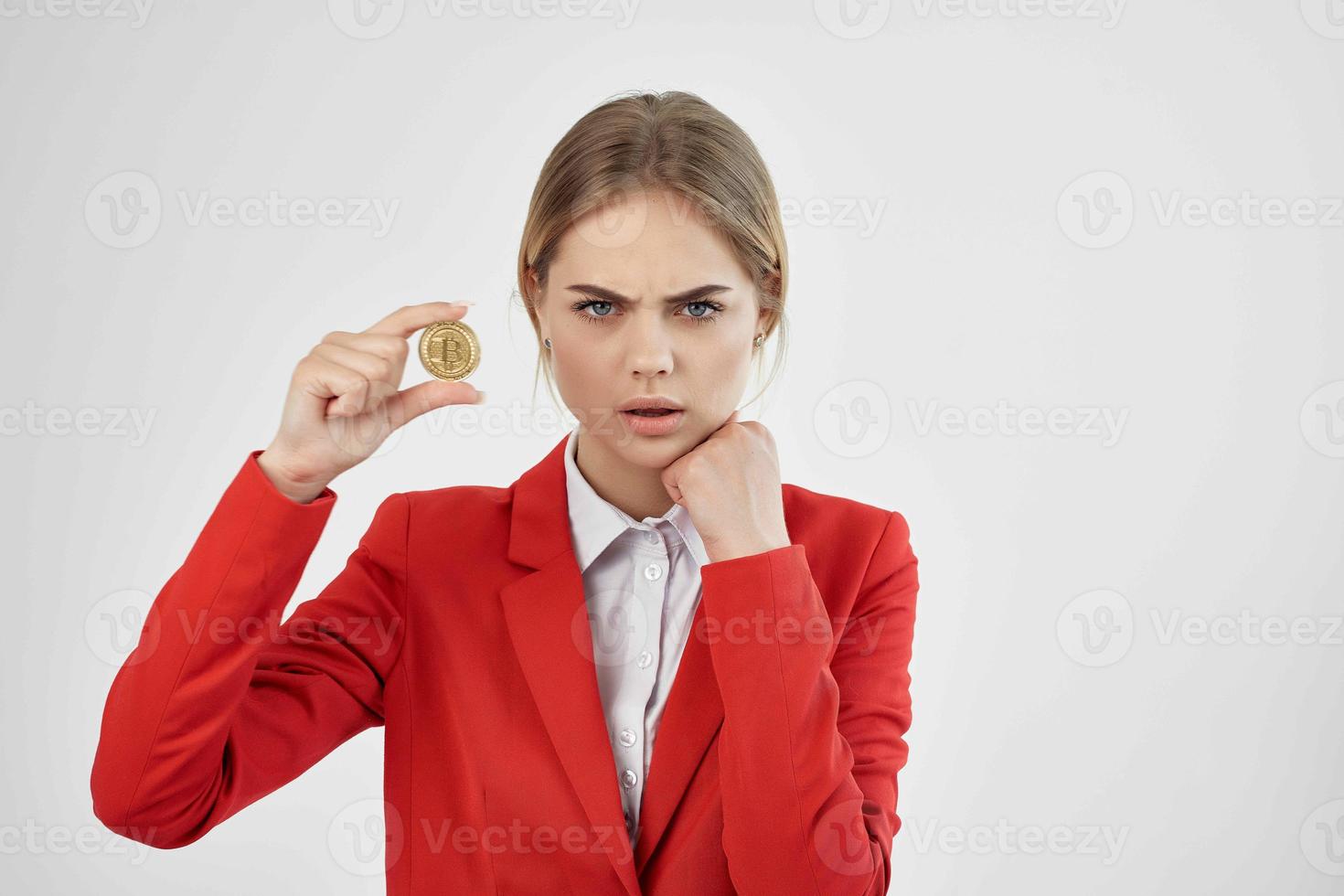 mujer de negocios rojo chaqueta virtual dinero economía aislado antecedentes foto