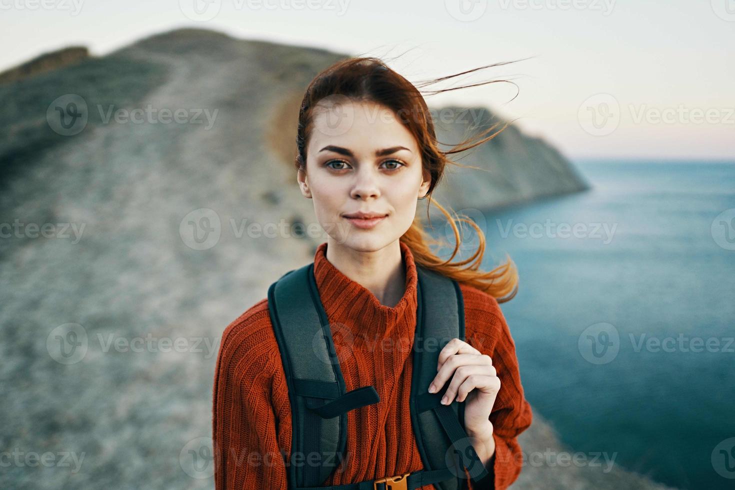 mujer con mochila en montañas caminar viaje aventuras libertad foto