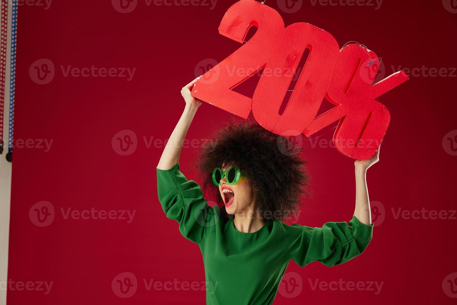 belleza Moda mujer Rizado peinados verde vestir veinte por ciento descuento rojo antecedentes inalterado foto