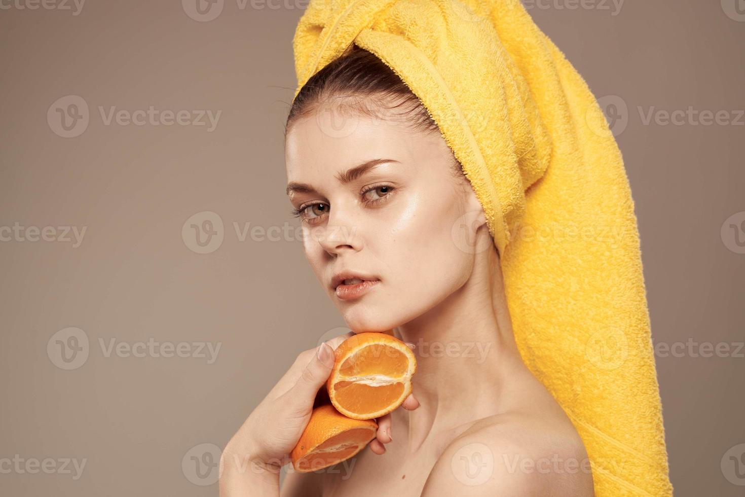 hermosa mujer con amarillo toalla en su cabeza naranjas limpiar piel recortado ver foto