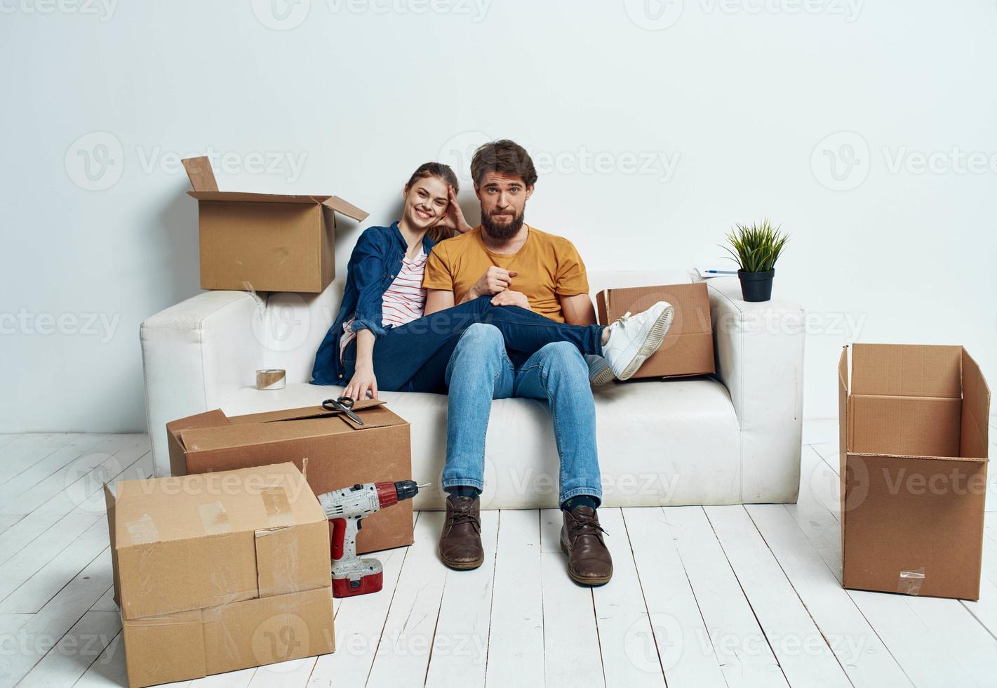 un habitación en un blanco sofá con cajas Moviente apartamentos foto