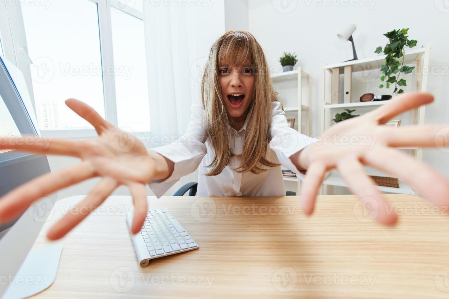 conmocionado enojado adorable rubia mujer de negocios trabajador persona de libre dedicación hecho un crítico Error apertura boca pensando de problema solución untado manos a cámara en ligero moderno oficina. Copiar espacio, amplio ángulo foto