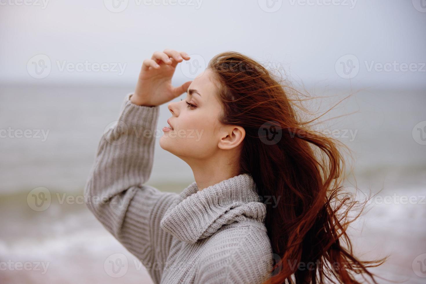 hermosa mujer nublado clima por el mar viaje Fresco aire inalterado foto