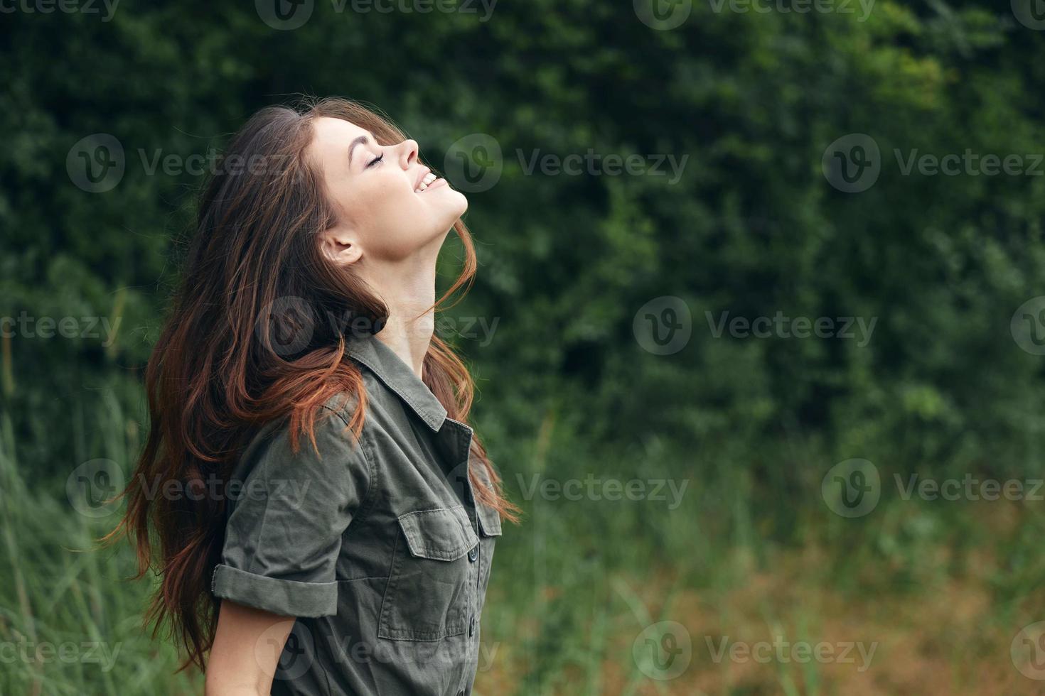 mujer en el bosque Fresco aire Mira arriba ojos cerrado libertad Dom arboles foto