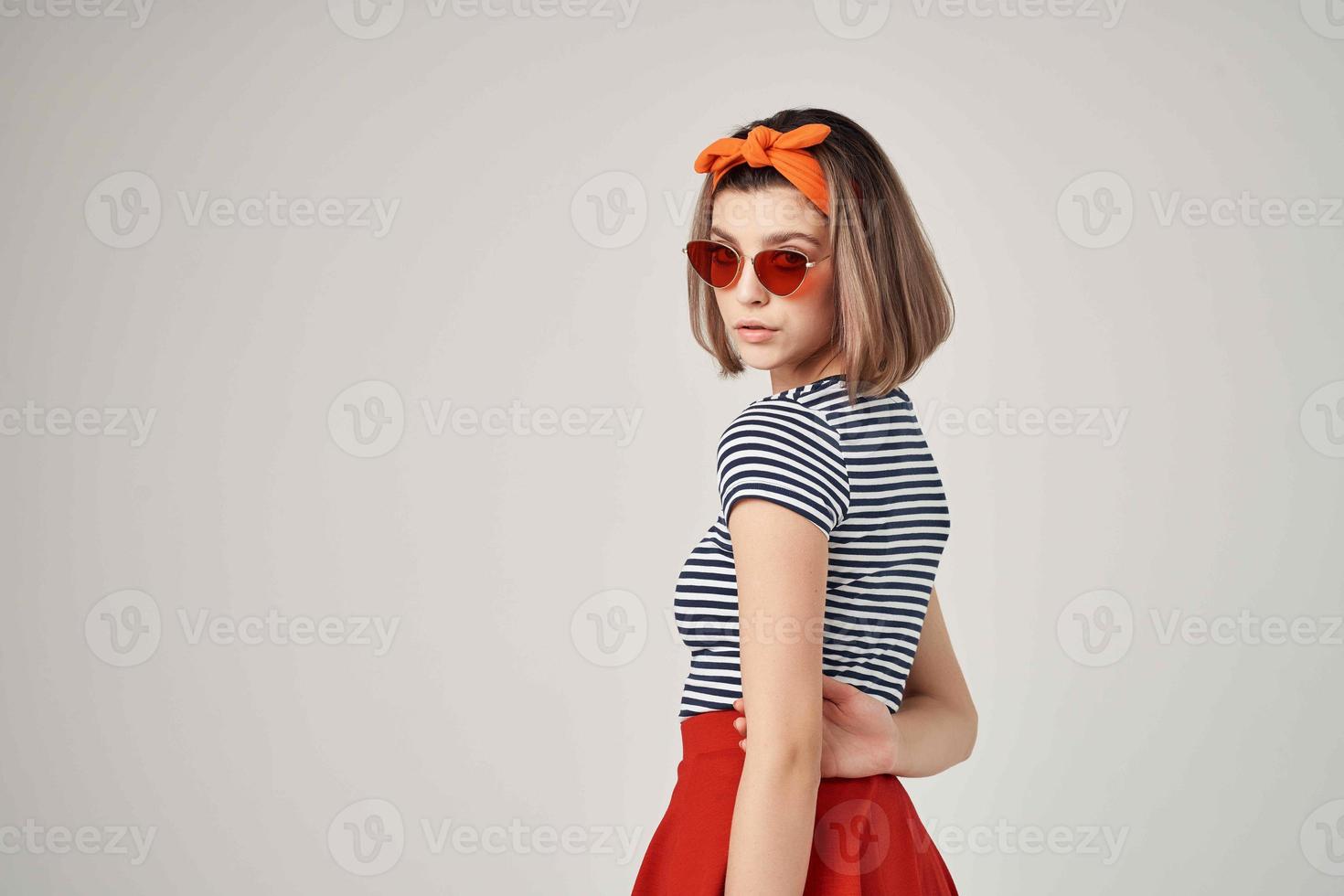 mujer en a rayas camiseta con vendaje en su cabeza vistiendo Gafas de sol Moda verano foto