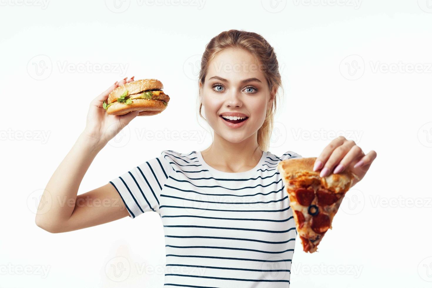 mujer en a rayas camiseta rápido comida bocadillo basura comida foto